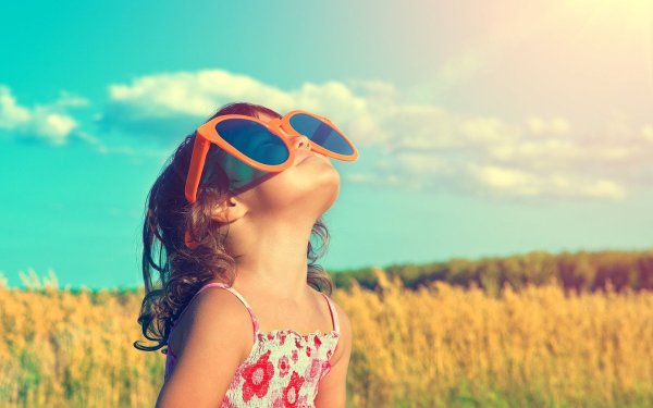 Девочка с подсолнухами