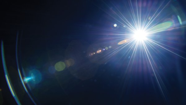 Солнечные лучи на прозрачном фоне