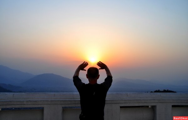 Мужчина встречает рассвет