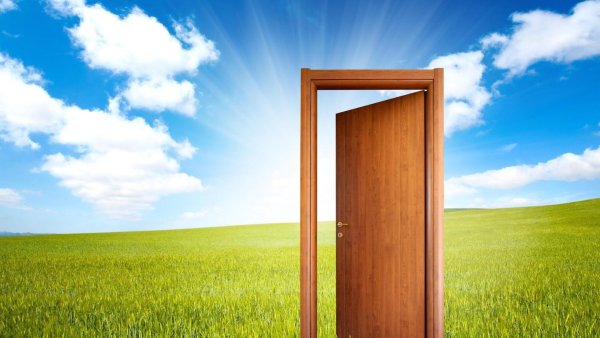 Открытая дверь