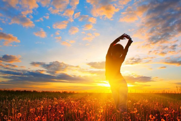 Девушка в прыжке