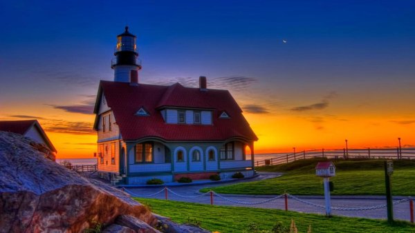 Дом с лужайкой