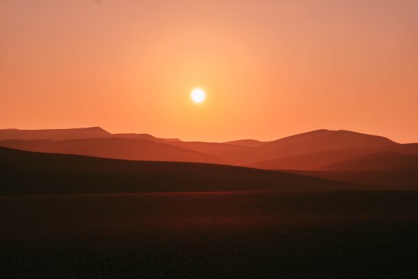 Красный закат в пустыне