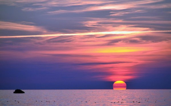 Заходящее солнце на море