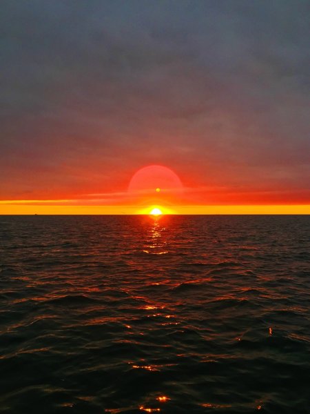 Закатное солнце за горизонтом