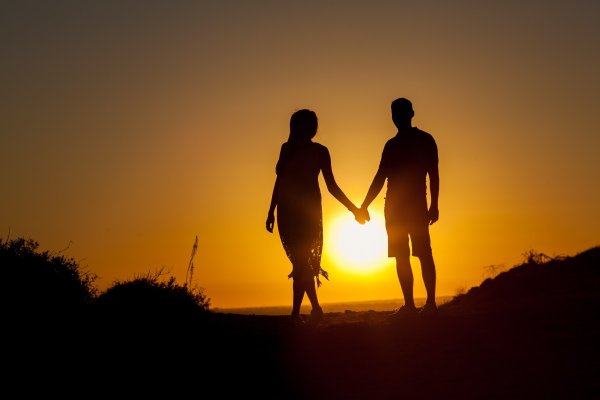 Двое на фоне солнца