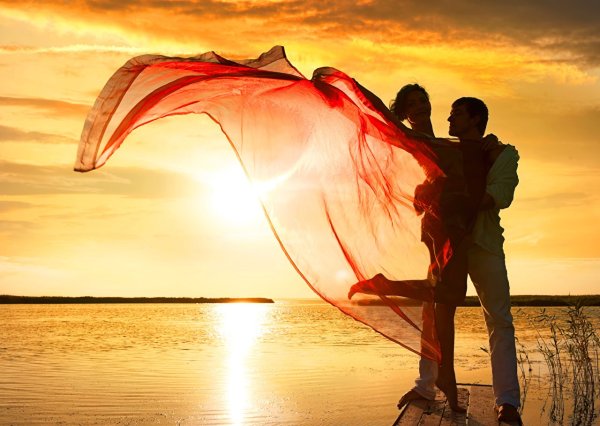 Руки влюбленных на закате