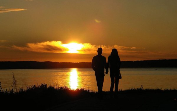 Парень и девушка держатся за руки