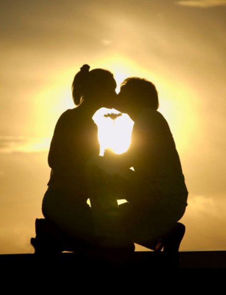 Влюбленная пара на море