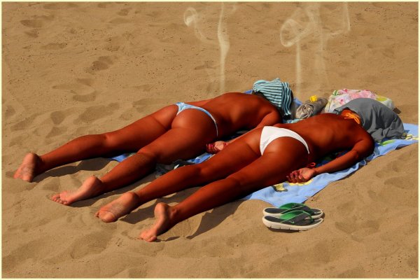 Люди загорают на пляже