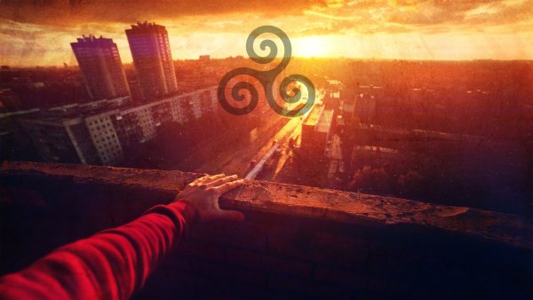 Закат на крыше дома