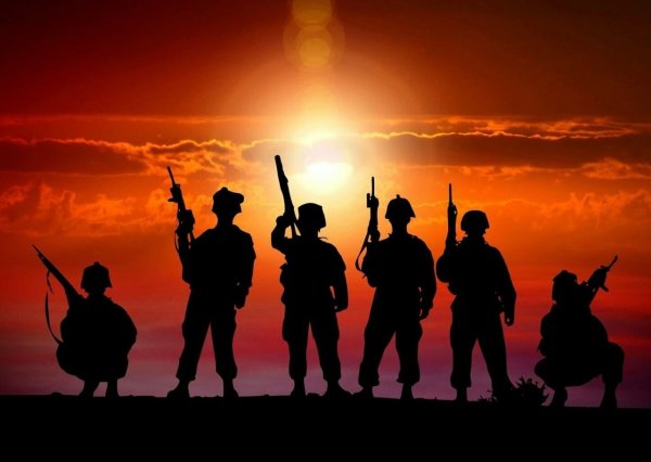 Солдат на фоне заката