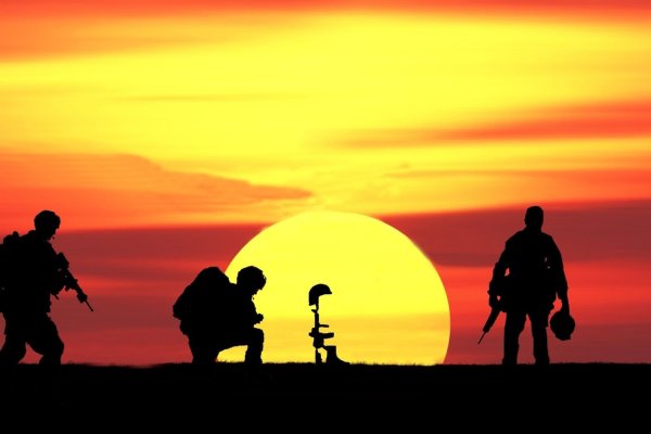 Военный на фоне заката