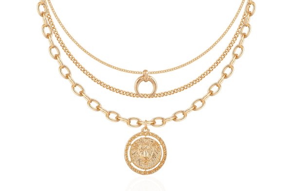 Золотая цепочка на белом фоне