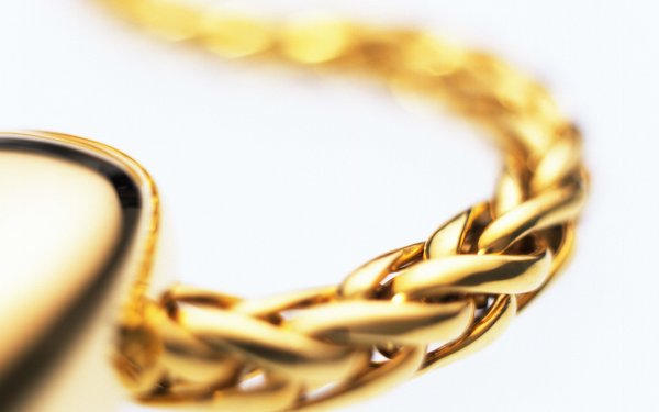 Золотая цепь на белом фоне