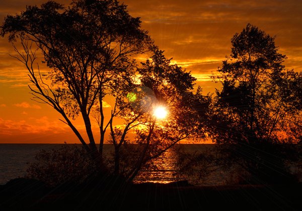 Закат над озером