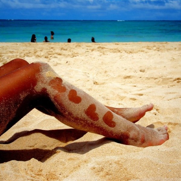 Девушки с кремом для загара