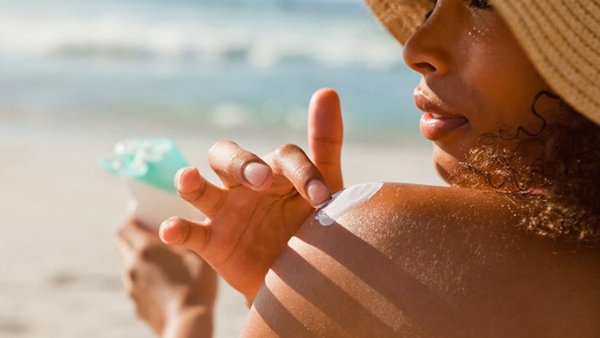 Девушка загорает на солнце