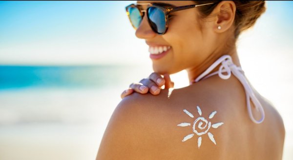 Загорать на солнце