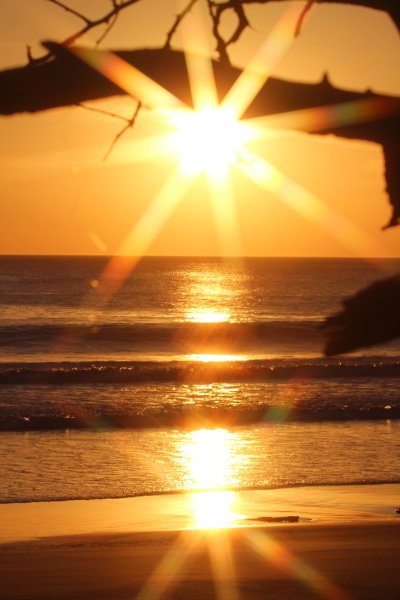 Парень на закате солнца