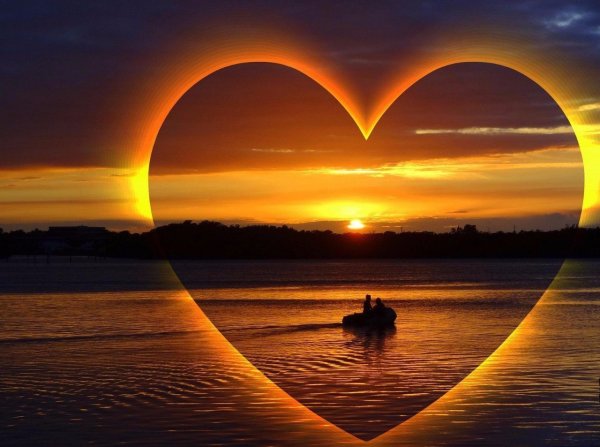 Двое на закате у моря