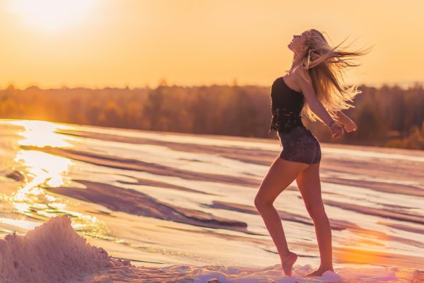 Девушка блондинка на закате