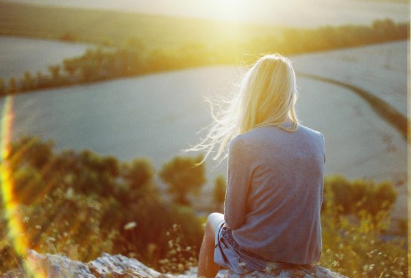 Блондинка в лучах солнца