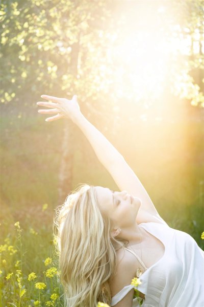 Девушка с пшеничными волосами без лица