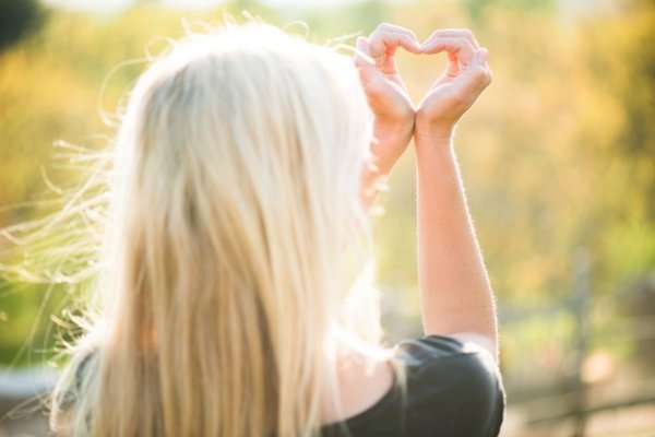 Светловолосая девушка счастливая