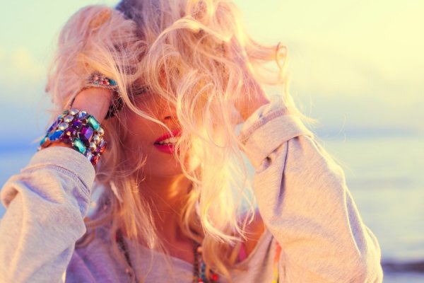 Развивающиеся светлые волосы