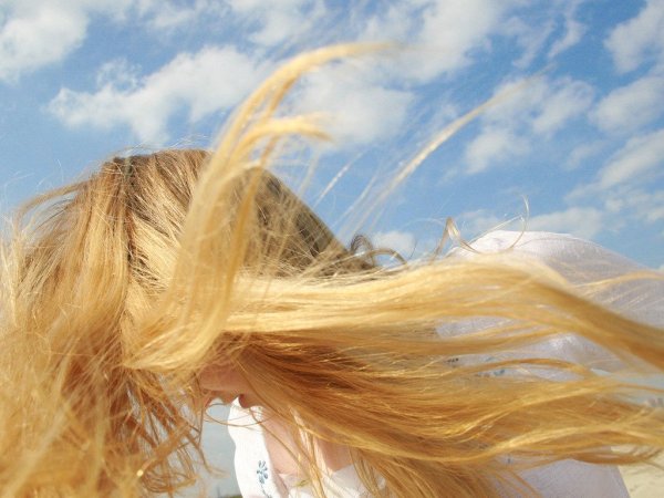 Девушка в солнечных лучах спиной