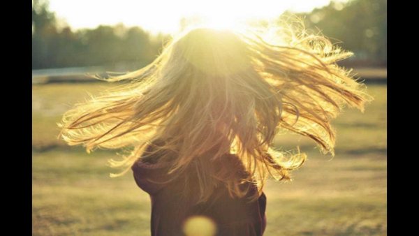 Девушка со светлыми волосами в очках