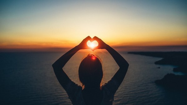 Девушка на закате солнца