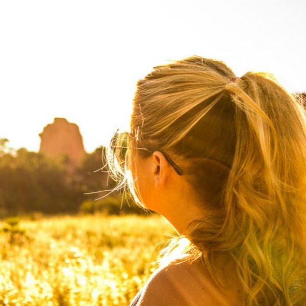 Блондинка в солнечных лучах