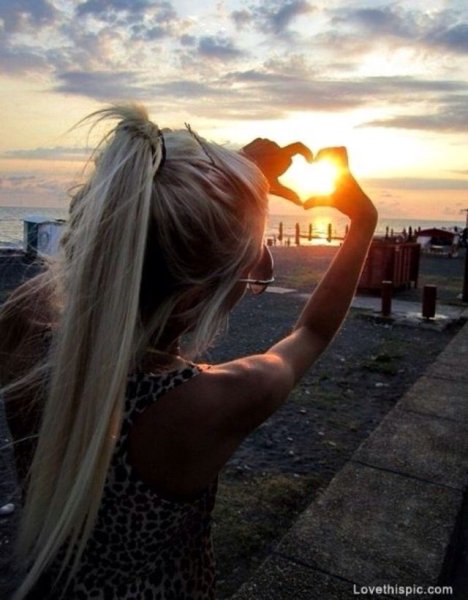 Блондинка спиной солнце