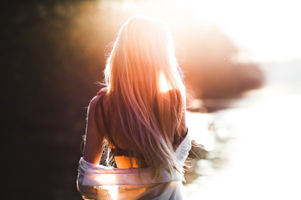 Девушка с одуванчиком