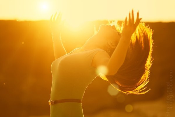 Девушка в солнечных лучах