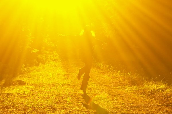 Человек в солнечных лучах