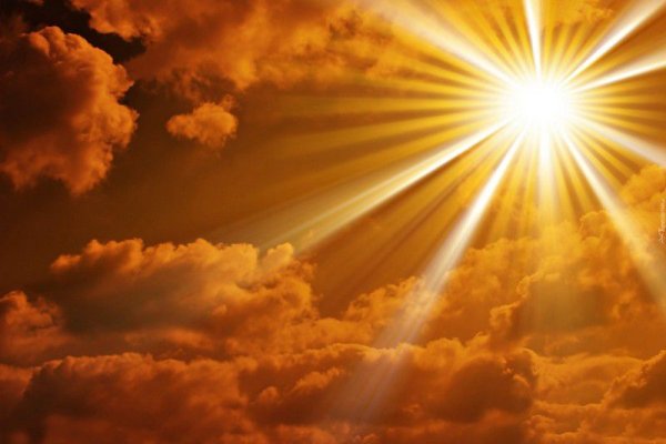 Девушка танцует в лучах солнца