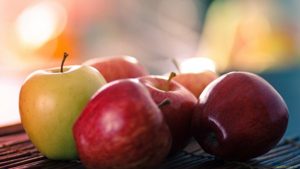 Яблоко лежит на столе