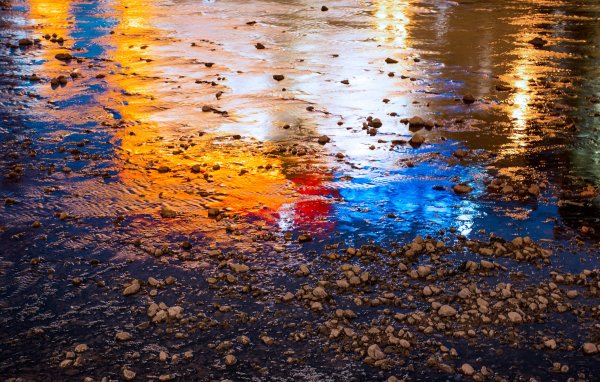 Отражение солнца в луже