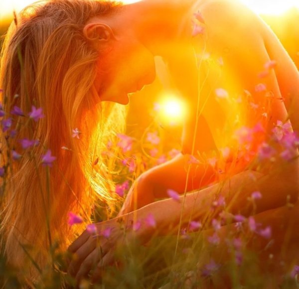 Девушка в солнечных лучах