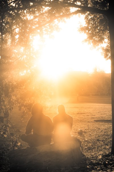 Мужчина и женщина в лучах солнца