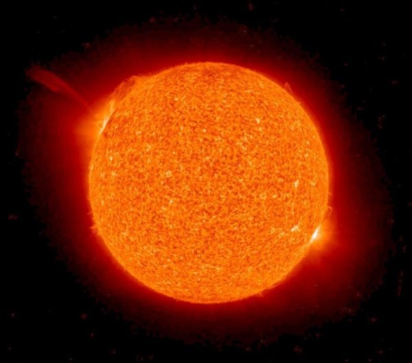 Яркое солнце в голубом небе лучи