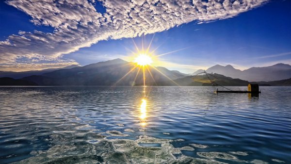 Горы вода солнце