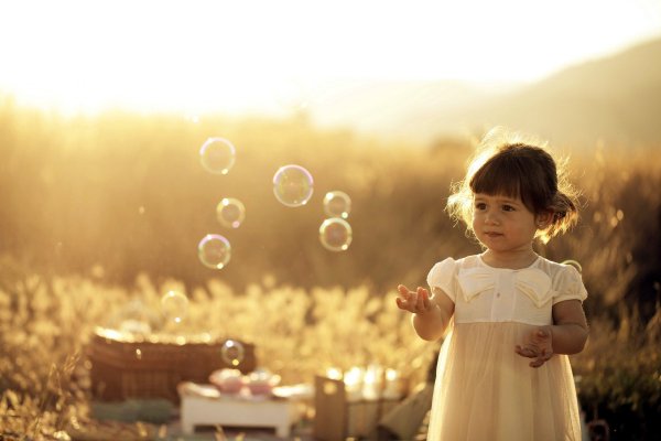 Дети радуются солнцу