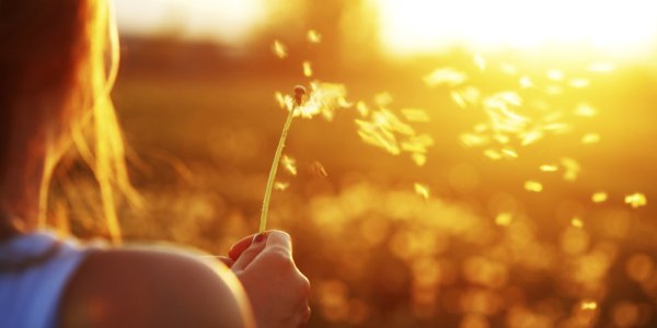 Человек в лучах солнца