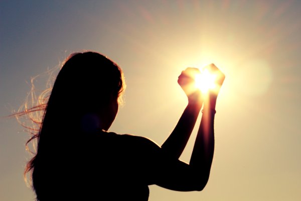 Женщина в солнечных лучах