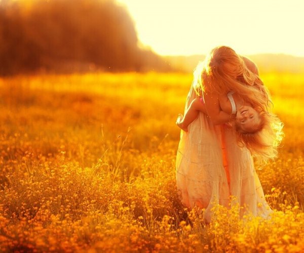 Малыши мама на солнце