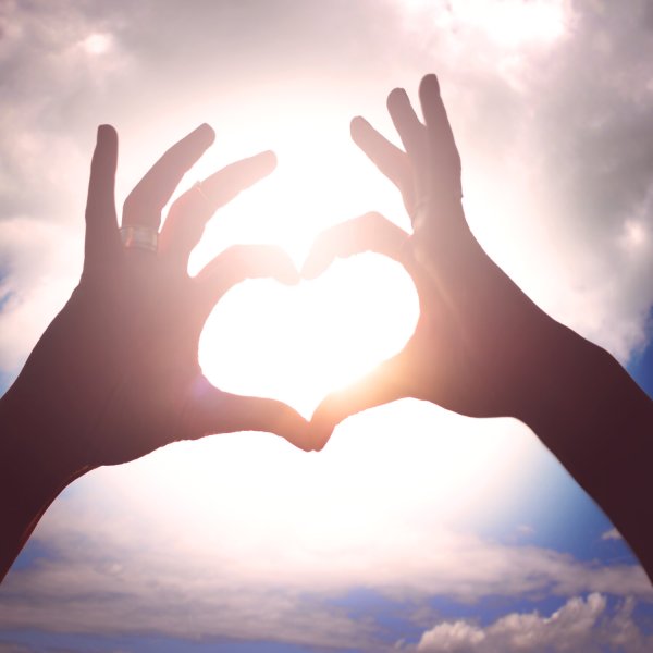 Солнышко в сердечке из рук